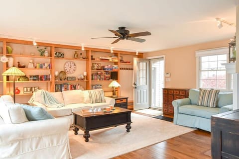 Beautiful Spacious Family Retreat w Pool House in North Eastham