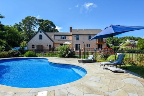 Beautiful Spacious Family Retreat w Pool House in North Eastham