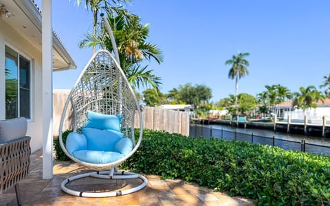 Dockside Daydreams - Canalfront and Pool Oasis House in Oakland Park