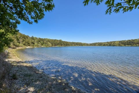 Waterfront on Pond w Private Beach House in Harwich