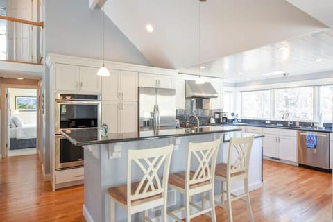 Beautifully Renovated w Access to Beach Maison in Chatham