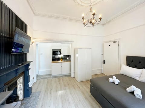 Erin Court Mansions - Suite 10 Bed and Breakfast in Croydon