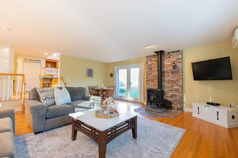 4-5 Min to Mill Pond or Nauset Beach House in Orleans