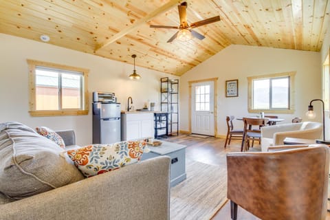 Mountain-View Montana Rental Cabin on Alpaca Farm! Casa in Butte