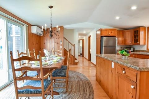 Spacious Mins from Beach & Dogs Welcome Haus in North Eastham