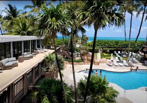 Modern Miami Beach Condo with Beach Service & Pool Appartement in Miami Beach