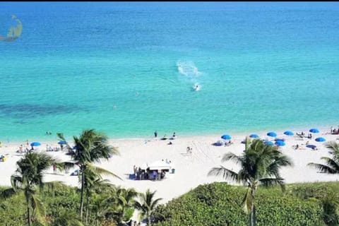Modern Miami Beach Condo with Beach Service & Pool Condo in Miami Beach