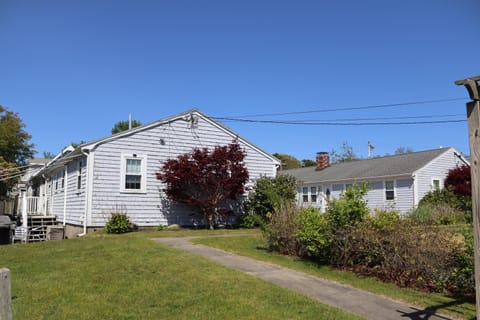 Seaside Serenity, just a block /0.1 mile away from the beach Apartment in West Yarmouth