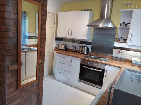 Very Peaceful Semi Detached Home Stoke on Trent House in Stoke-on-Trent