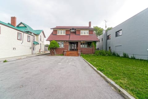 Classic Home House in Niagara Falls