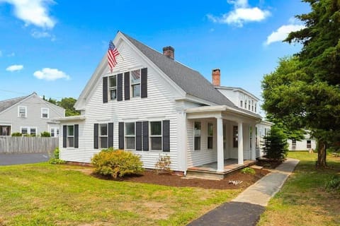 Renovated Classic Cape w Guest House Maison in Dennis Port