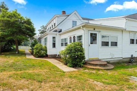 Renovated Classic Cape w Guest House Haus in Dennis Port