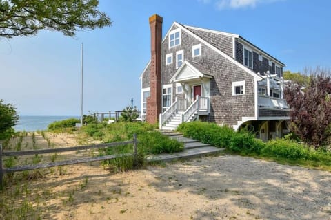 Water Views Private Beach & Huge Balcony Casa in Brewster