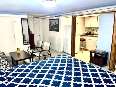 LGA Airport near, Studio walk in bsmt Apt in a Private House! Apartamento in Jackson Heights