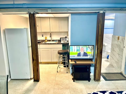 LGA Airport near, Studio walk in bsmt Apt in a Private House! Apartamento in Jackson Heights