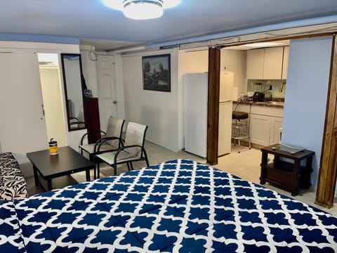 LGA Airport near, Studio walk in bsmt Apt in a Private House! Condominio in Jackson Heights