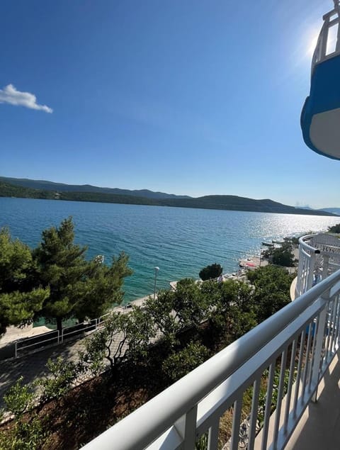 Villa Bianca with private Beach and Parking Alojamiento y desayuno in Neum