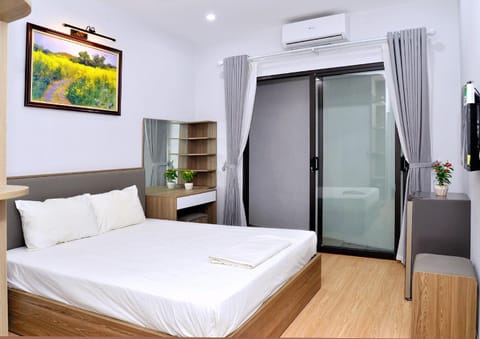 Bed, Photo of the whole room, Bedroom, air conditioner