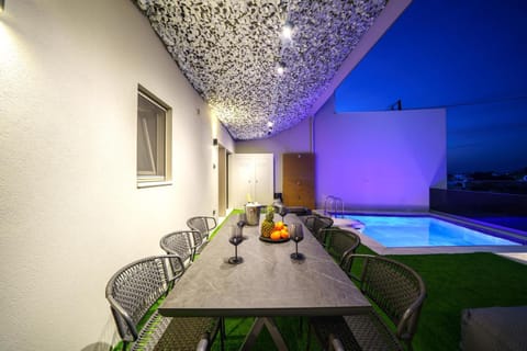 Patio, Night, Balcony/Terrace, Food and drinks, Pool view, Swimming pool, Drinks