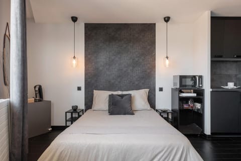 Bed, Kitchen or kitchenette, Bedroom, minibar