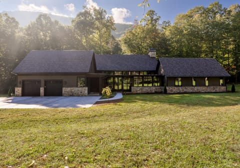 Modern Mountain Creekhouse House in Maggie Valley