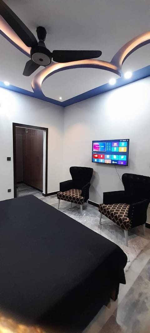 Communal lounge/ TV room, TV and multimedia, Living room, Seating area, Evening entertainment