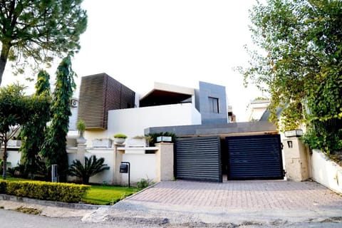 Property building, Day, Garden, Garden view