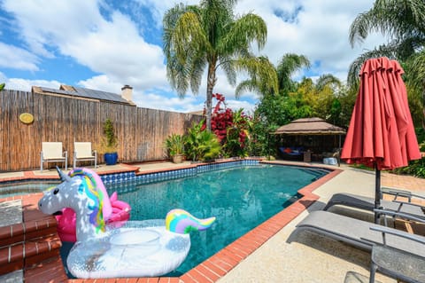 4BR, Heated Pool & SPA, Mini Golf ,Kids Playhouse,Fire PIt Haus in Lake Elsinore