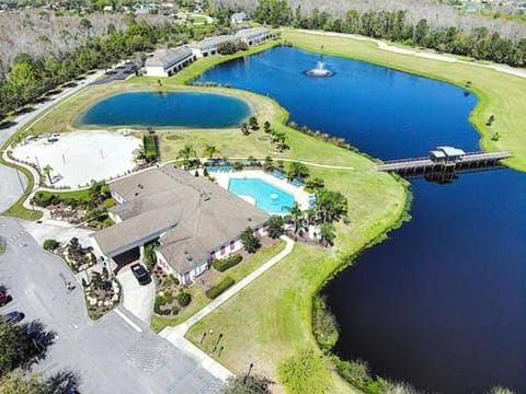 GREAT VALUE! Old Kent Lake Home - views 3/3 Casa in Poinciana