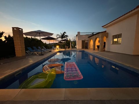 Pool view, Swimming pool, sunbed