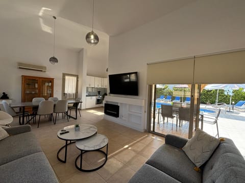 TV and multimedia, Balcony/Terrace, Kitchen or kitchenette, Living room, Seating area, Dining area, Evening entertainment