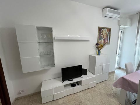 Communal lounge/ TV room, TV and multimedia, Living room, Seating area, Dining area, Evening entertainment, air conditioner