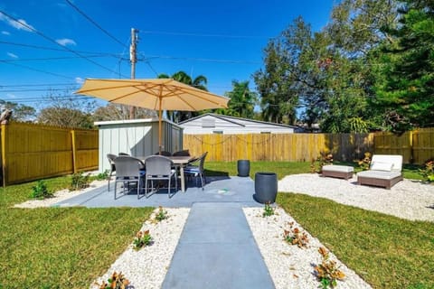 Stylish 2 BR Bungalow in Trendy Gulfport House in Gulfport