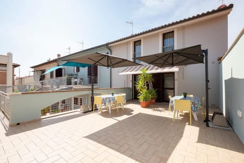 Property building, Patio, Balcony/Terrace