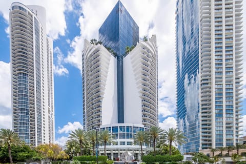 TRUMP INTL 2 BEDROOM APARTMENT 1600 Sqf Ocean and Bay View Aparthotel in Sunny Isles Beach