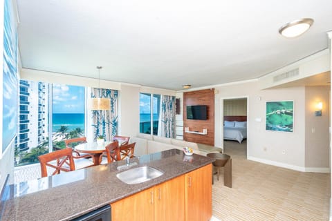 TRUMP INTL 2 BEDROOM APARTMENT 1600 Sqf Ocean and Bay View Aparthotel in Sunny Isles Beach
