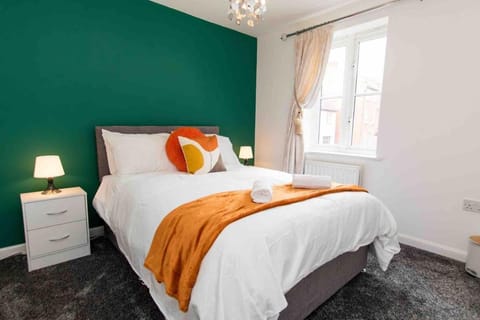 CLOUDSTAYS - Luxury Townhouse Sleeps upto 8 Birmingham City and Central Free Parking & WIFI House in Walsall