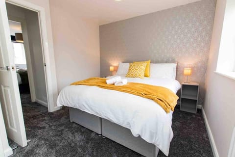 CLOUDSTAYS - Luxury Townhouse Sleeps upto 8 Birmingham City and Central Free Parking & WIFI House in Walsall
