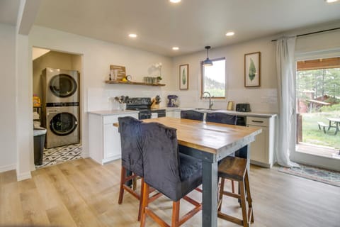 Modern South Fork Vacation Rental with Deck and Grill! House in South Fork
