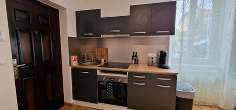 Coffee/tea facilities, Kitchen or kitchenette, stove