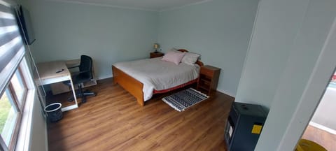 Bed, TV and multimedia, Photo of the whole room, Bedroom, hair dresser