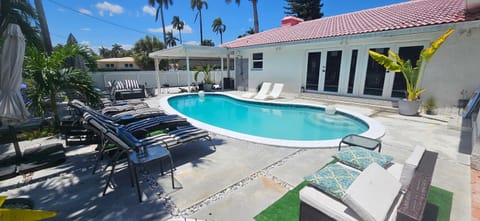 Grand Pool 4 BEDS 4 BATHS Villa Close to Beach! Chalet in Hollywood