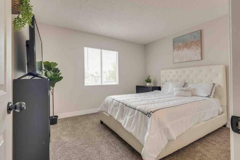 Cozy home! 16 Min away from strip and fremont Condominio in North Las Vegas