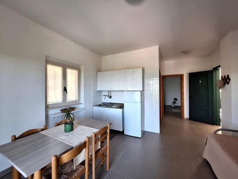 Kitchen or kitchenette, Photo of the whole room, Dining area, stove