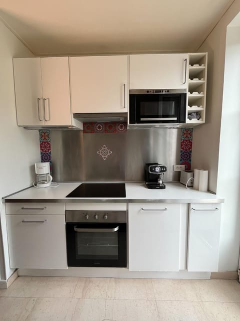 Coffee/tea facilities, microwave, oven, toaster, kitchen