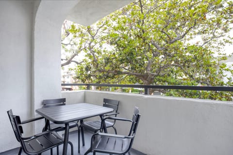 West Hollywood 2br nr groceries dining LAX-1064 Apartment in West Hollywood