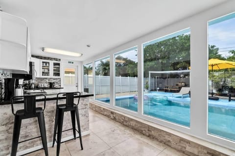 Bright 4 Bedrooms with Pool and Game Room near Hard Rock Haus in Hollywood