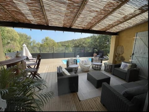 Belle maison vue montagne avec piscine privée à 5 minutes de la mer et village.i Villa in La Londe-les-Maures