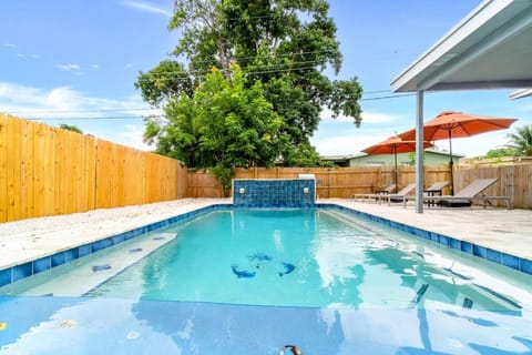 Hidden Gem 4 Bedroom Home with Private Pool & Game Room Haus in Lauderdale Lakes