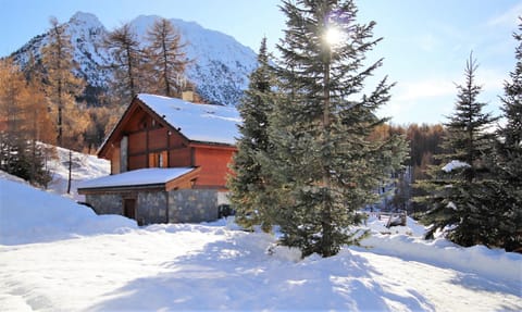 Property building, Day, Natural landscape, Winter, Mountain view